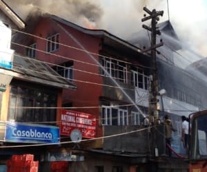 fire breaks out at Nawe-Subah complex zero bridge srinagar 