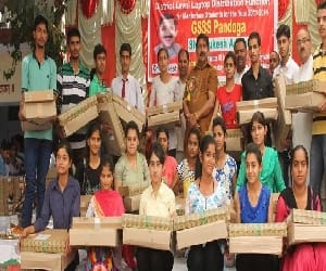 mukesh agnihotri distribute tablet
