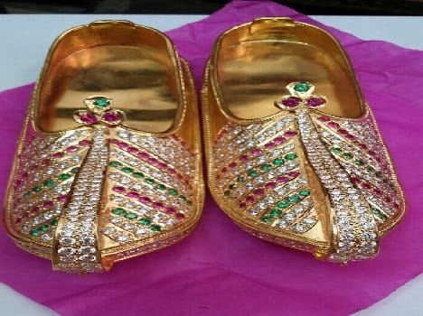 devotee donate golden shoe to bankebihari