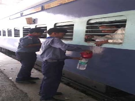 Scouts to the passengers to drink water