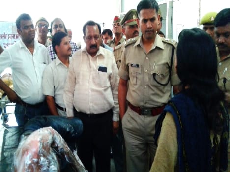 Police had set fire to himself, said the victim, police lit.