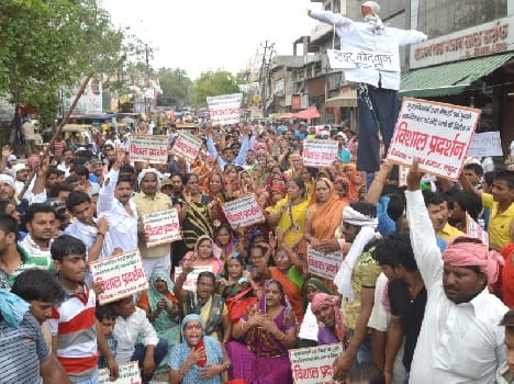 yadav society agitation against police 