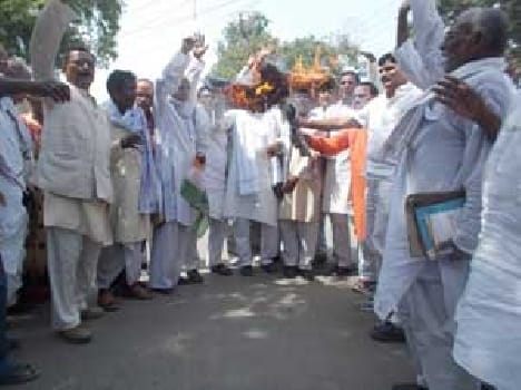 Congress blew Modi government's effigy