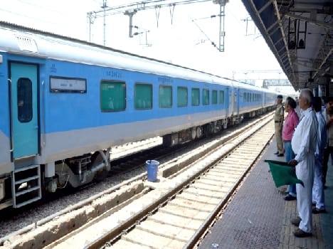 gatiman express has passed in 25 seconds from mathura junction