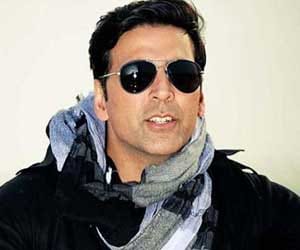 Girls entered the airport with akshay kumar