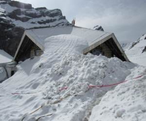 hemkund sahib yatra stop by heavy snowfall.