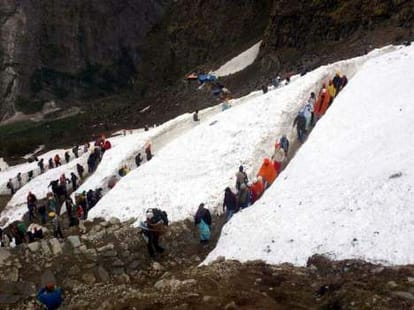 hemkund sahib yatra stop by heavy snowfall.