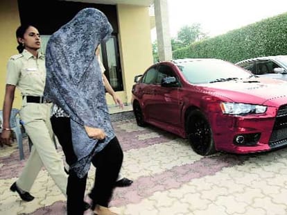 actoress leena paul cheats 100 crore
