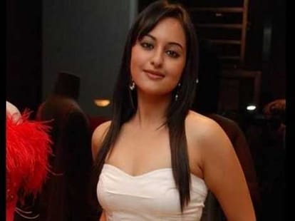 Sonakshi Sinha: Shahid invites me for his wedding, I’ll surely go
