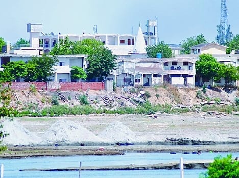 Yammuna flood Zone inThe illegal construction in  agra