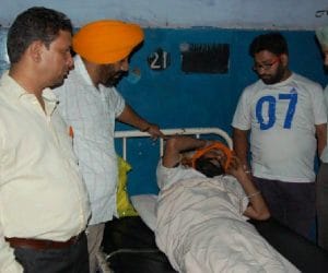 pepper spray in eyes, robbed of 18 lakhs
