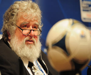 Former top Fifa official Chuck Blazer has admitted that he accept bribes