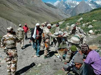 two kailash mansarovar pilgrims fell down from horse.