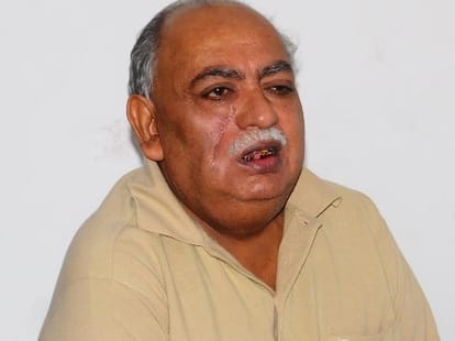 Munawwar Rana takes another U turn.