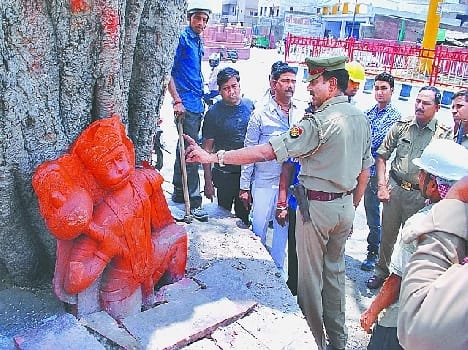 police surrender in front of hanuman ji