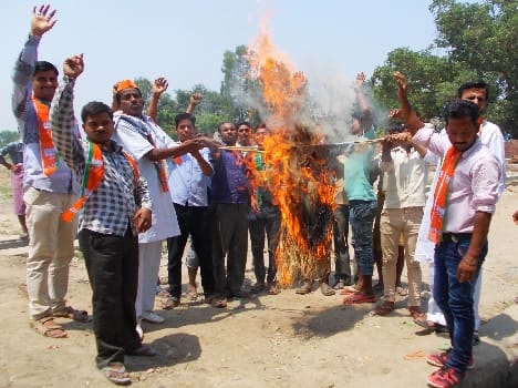 BJP blew the effigy of the municipality