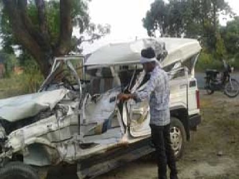Bolero - truck collision killed one , eight injured