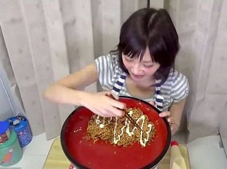 Japanese girl eating 4Kg Noodles