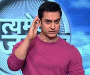 Aamir Khan reading the script of Maharashtra govt