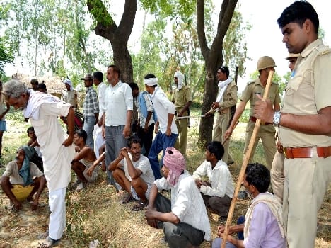 Six injured in stone pelting at the shrine in Ujani organically-firing