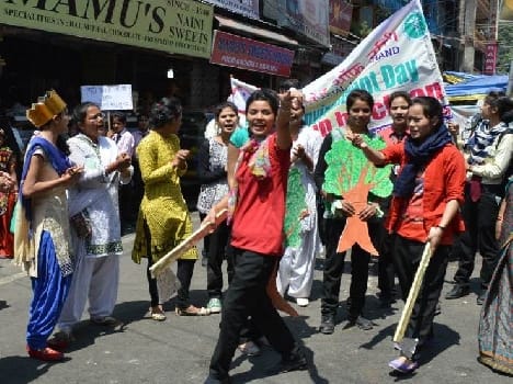 The children took the rally, cleansing aware of