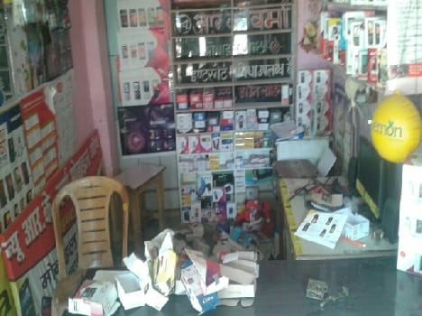Breaking mobile shop theft