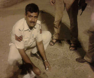 crooks appeared, firing next to the police station