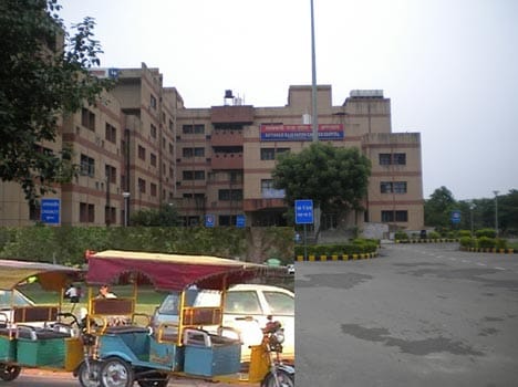 Due to the negligence of the hospital gave birth to a girl in the e-rickshaw.