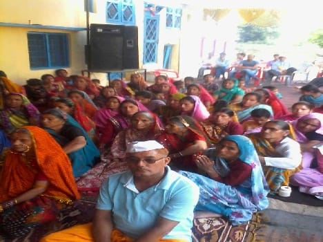 Utrudha hear the people in the village Devi Bhagwat Katha....