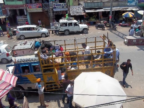 Putting at risk the lives of trucks traveling Sririta Sahib