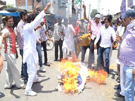 The government blew effigy to protest power cuts