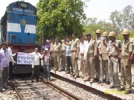 Rail overbridge on demand stopped , handed the memorandum