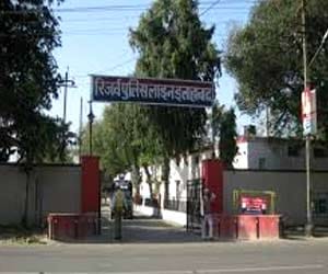 firing in at allahabad police line by goons