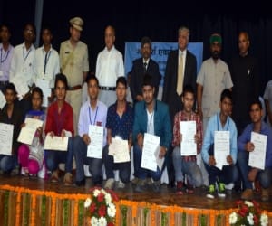 uttarakhand topper student got governor award.