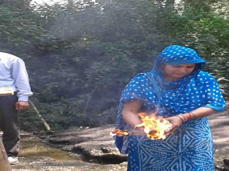 The mother lit the pyre of Maneka