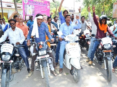 The journalists took out bike rally