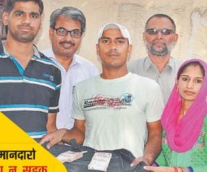 girl student found bag full of money on road, returned 