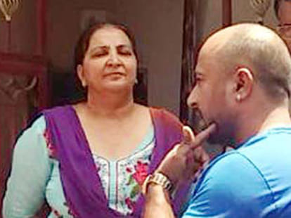 Lady police officer beats parshad