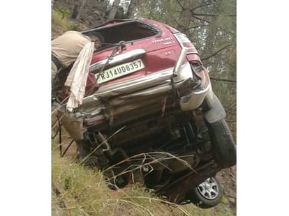 four pilgrims died in road accident in uttarkashi.