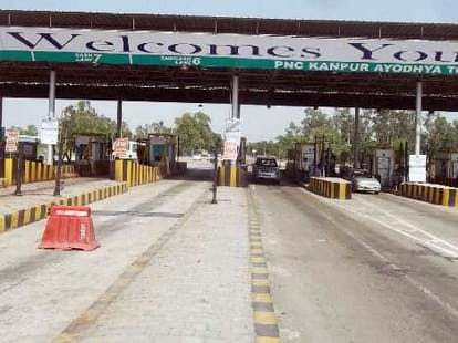 goons fired at barabanki toll tax workers