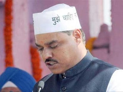 Know, Why did police arrested Tomar.