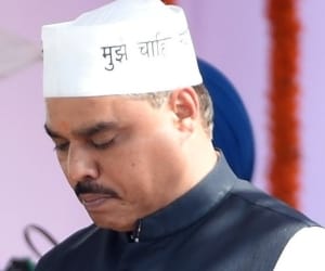 controversy of aap minister jitendra singh tomar