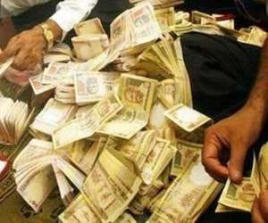 lakhs of rupees fell down from car in up