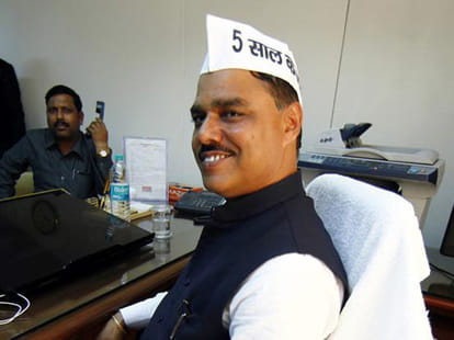 delhi law minister jitendra singh tomar reache lucknow