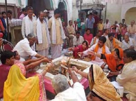 devotee reach in temple