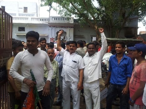 halla bol by bJp on police station