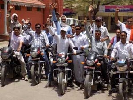Jagendra Singh took to the street to protest the murder of journalist