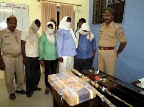 Handle with four colleagues climbed crooks Antrprantiy