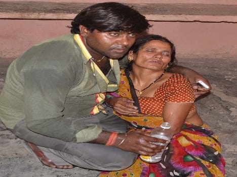 Upset teenage mothers scolding Ate poison , death