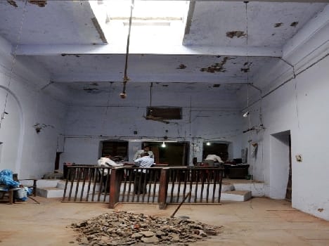 cealing of old building in mathura has down in mathura